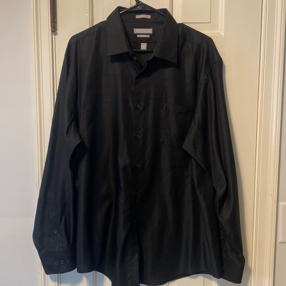 Van Heusen Men’s fitted shirt- size 17 1/2 34-35